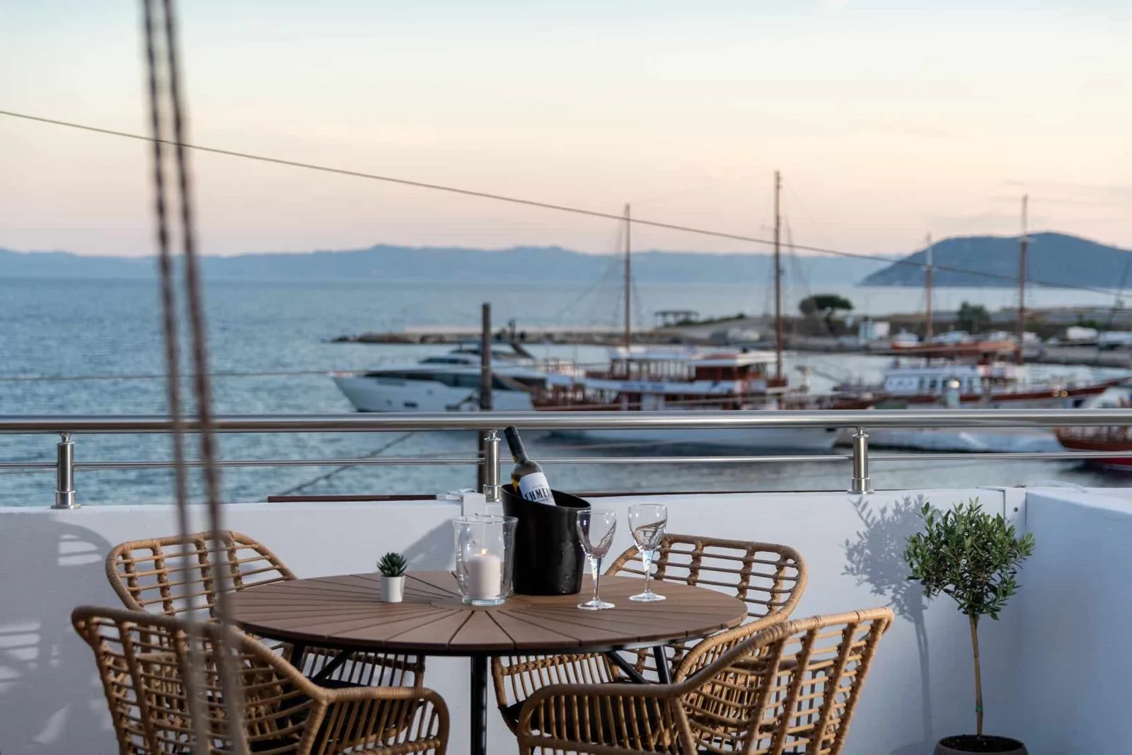 Ιδιωτικό μπαλκόνι σουίτας με θέα στη θάλασσα στον Νέο Μαρμαρά